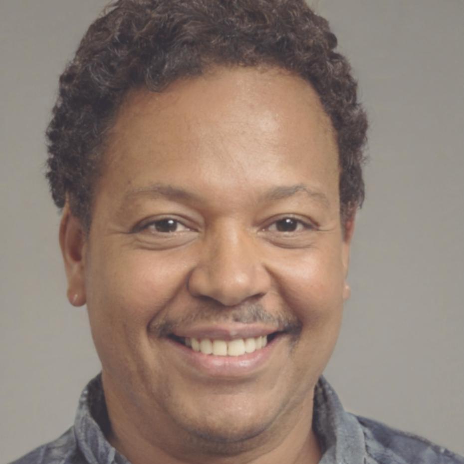 Miembro senior del equipo oravionquar revisando análisis financieros en la oficina