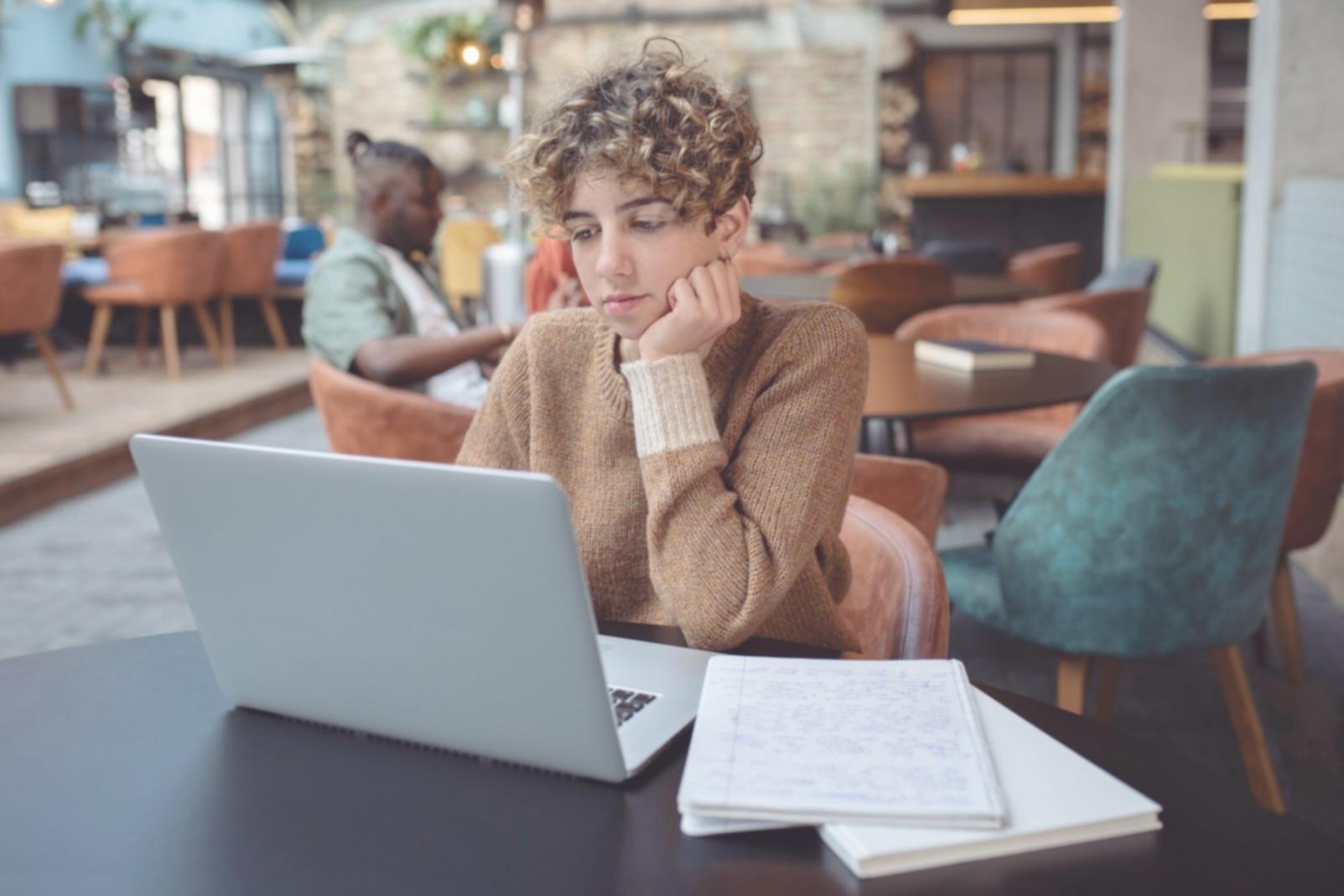 Laboratorio de análisis financiero con múltiples pantallas de datos