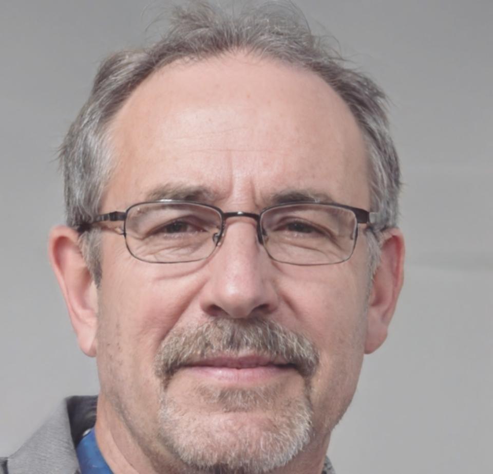 Graduado del programa trabajando en análisis financiero