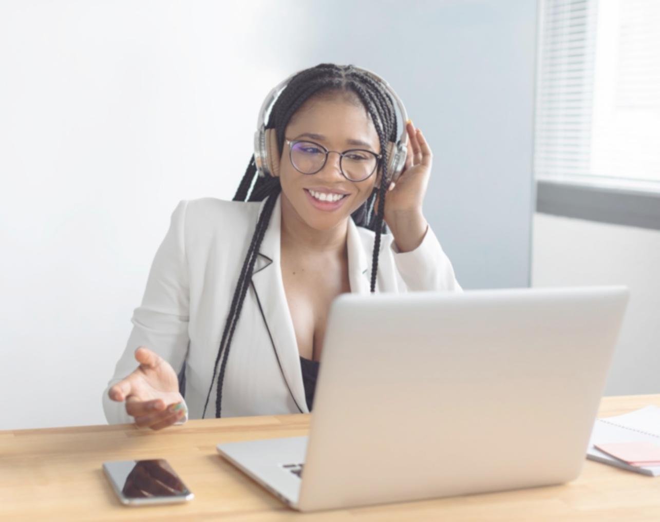 Visualización del proceso de análisis de datos financieros con gráficos y métricas