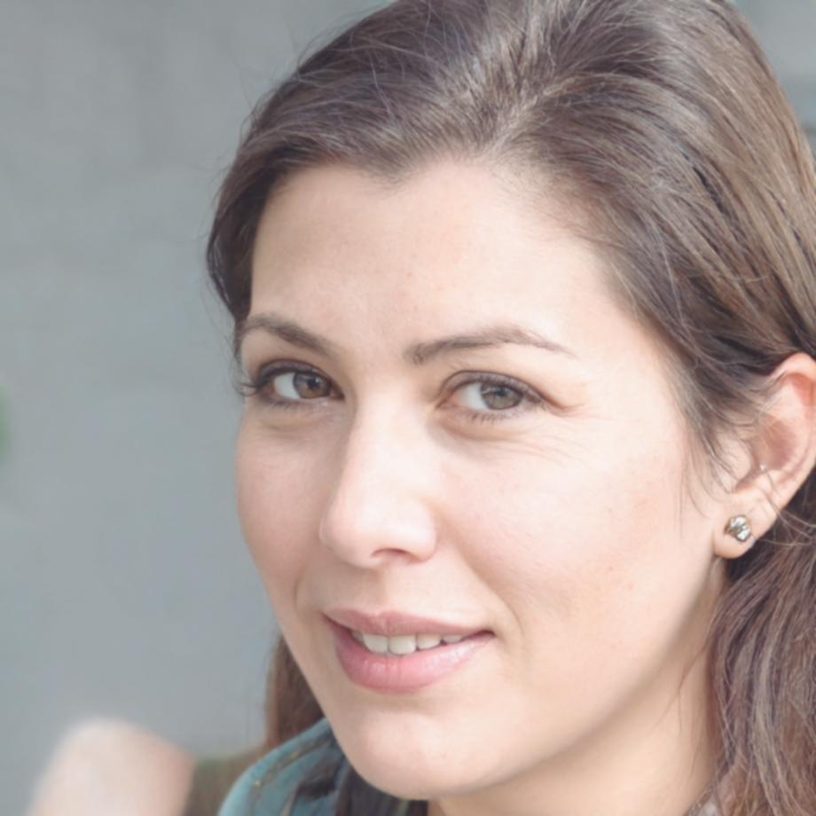 Retrato profesional de la directora de análisis financiero