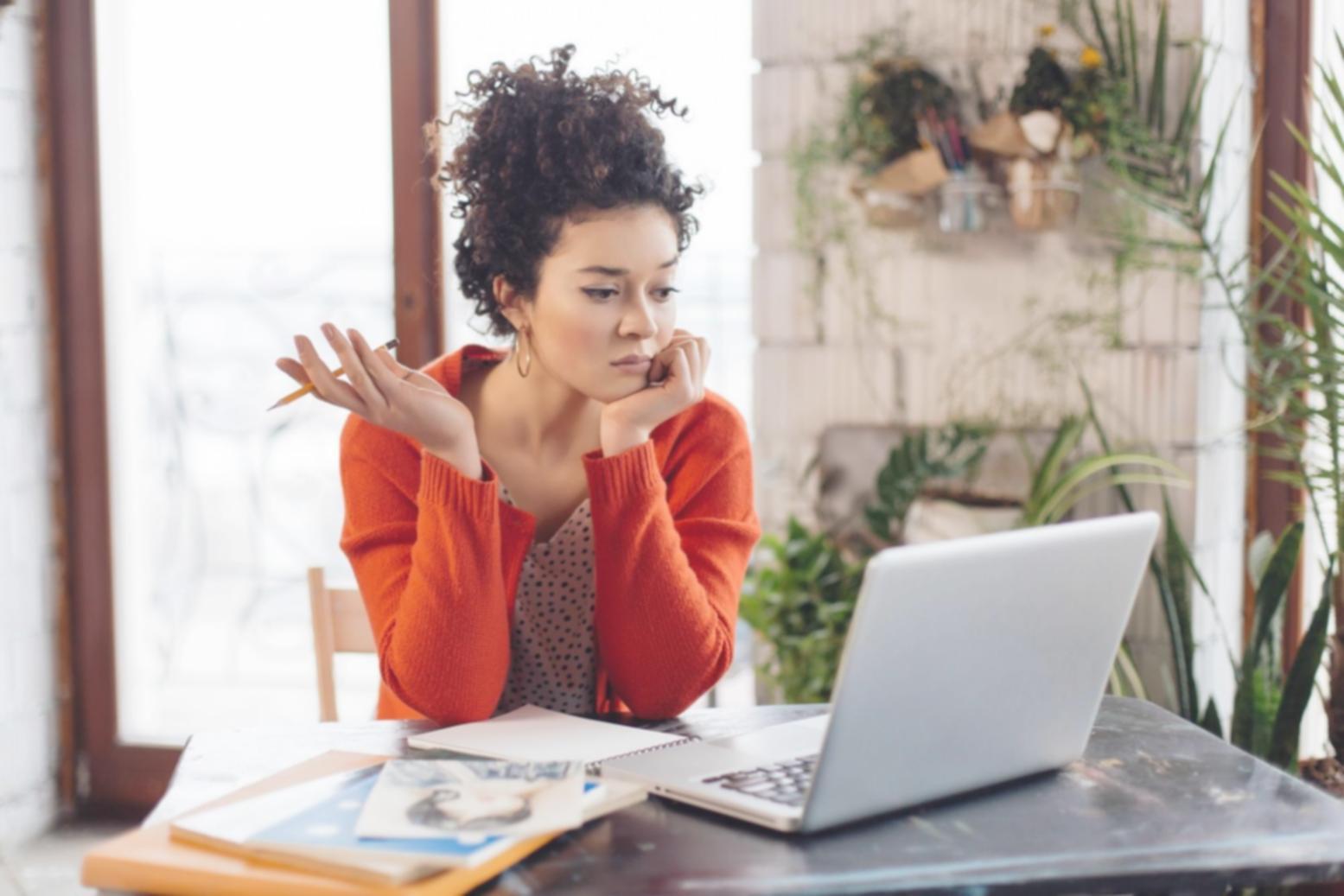 Sesión de análisis colaborativo del equipo financiero de oravionquar